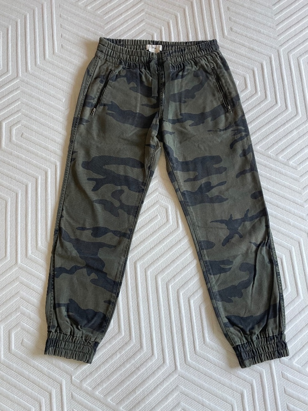 Aritzia, TNA Alix pant,  Mid-rise Green Camo cargo jogger pants, Small